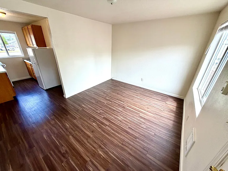 920 Winchester Ave — Photo 2