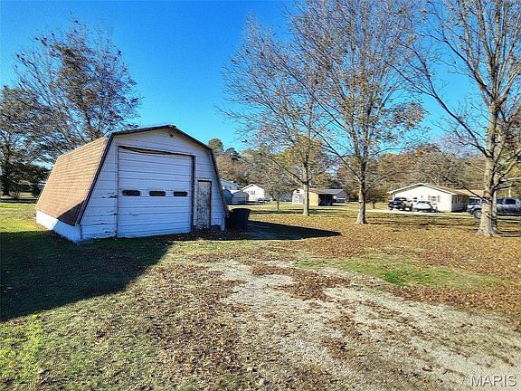 4th image of 33445 Maple St