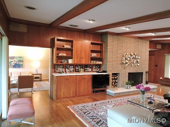 3rd image of 1011 Parkway E