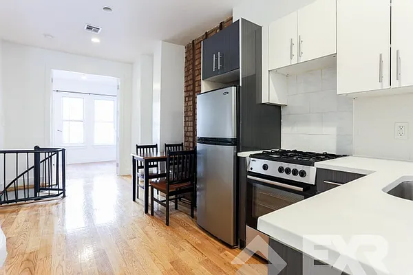 Rented by EXR | media 12