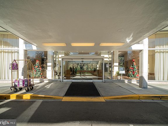 3rd image of 4201 Cathedral Ave NW APT 512W