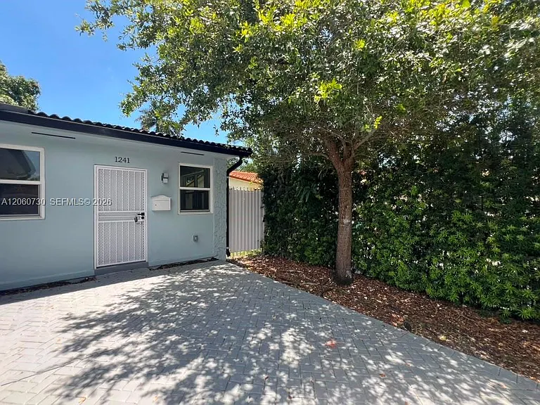 1239 SW 22nd Ave — Photo 5