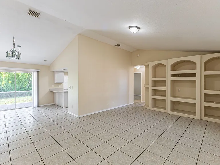 3733 SW 1st Ave — Photo 6