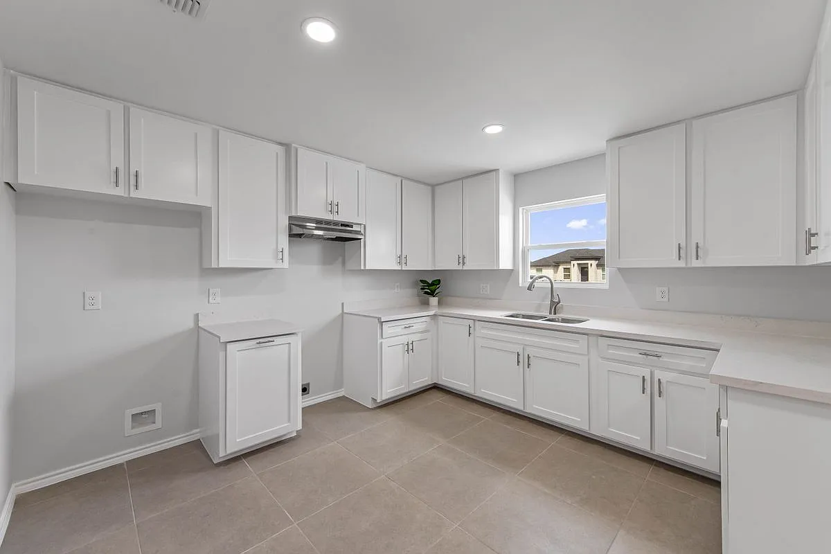 3 bed, 2.0 bath, 1158 sqft, $2,000 — Photo 4