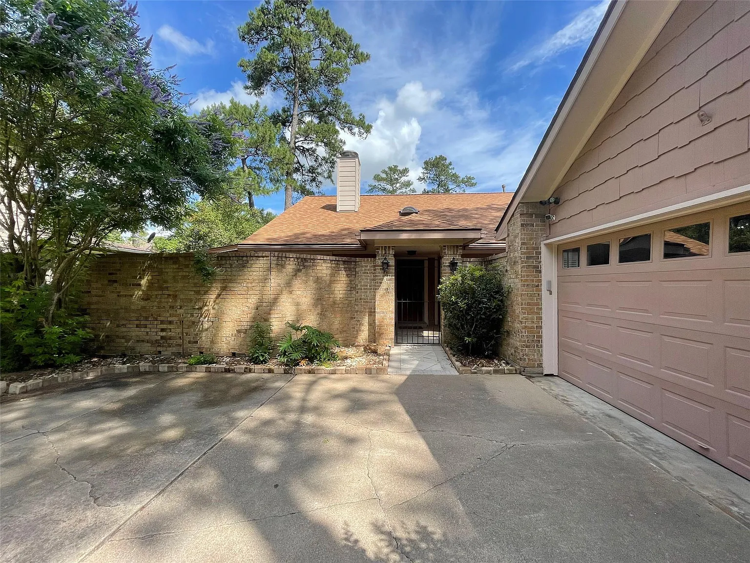 3 bed, 2.0 bath, 1696 sqft, $1,900 — Photo 2