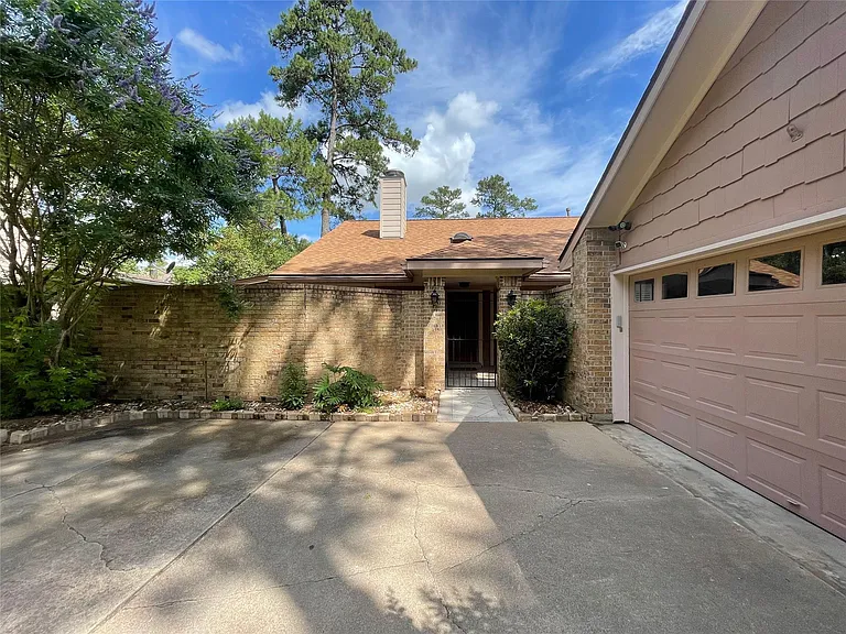 3602 Chapel Square Dr — Photo 2