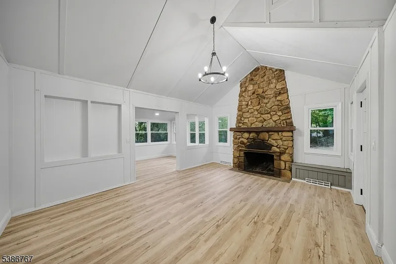2 bed, 1.0 bath, $2,500 — Photo 3