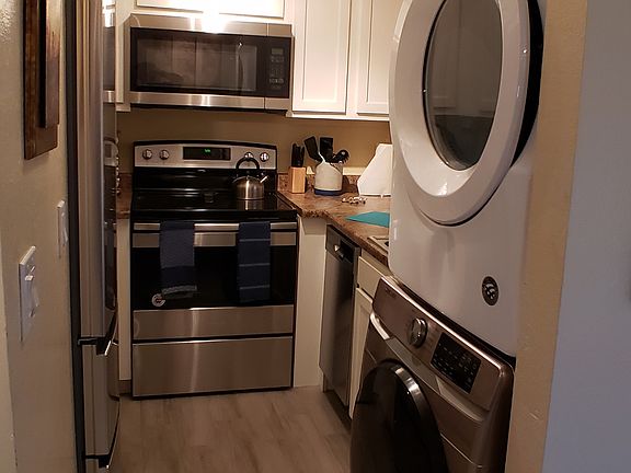 3rd image of 611 E Jacinto St