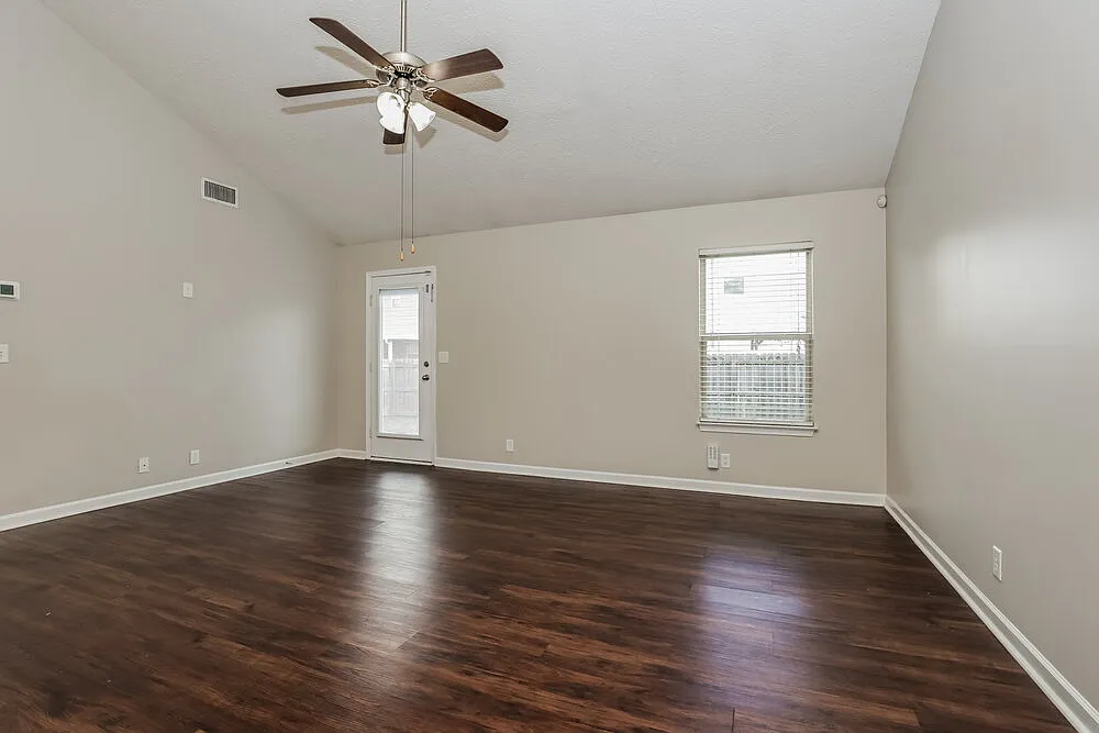 3 bed, 2.0 bath, 1288 sqft, $1,915 — Photo 3