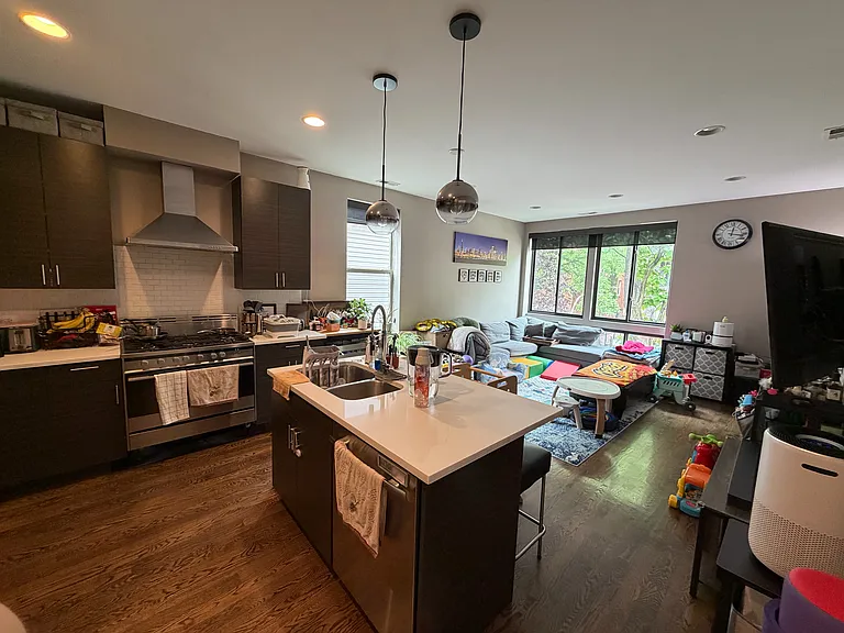 1643 N Rockwell St #2 — Photo 1