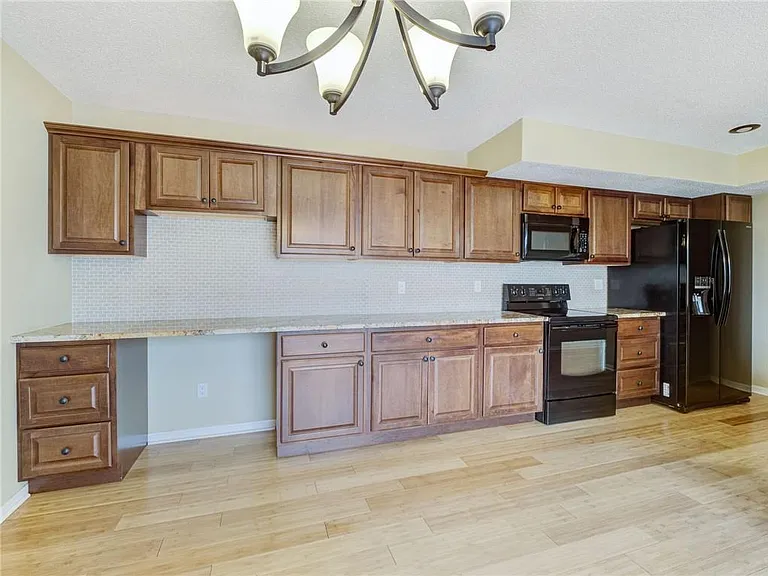 11411 Nieman Rd — Photo 10