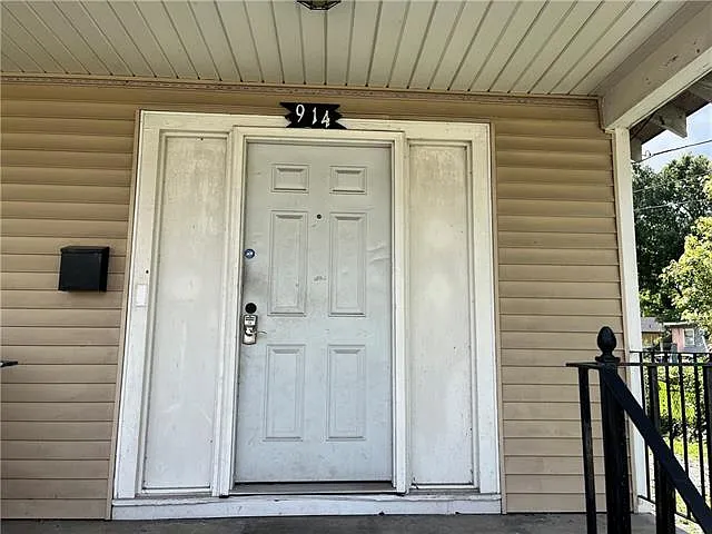 914 Compromise St — Photo 2