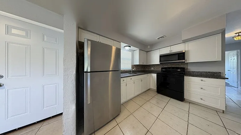 3 bed, 1.0 bath, 1392 sqft, $1,895 — Photo 4