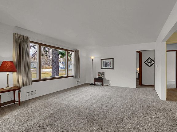 4th image of 1077 E La Salle St