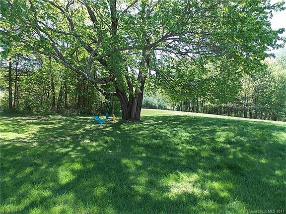 4th image of 39 Country Club Ln