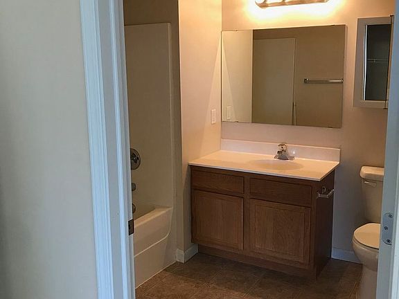 4th image of 106 Cottonwood Ave N #108