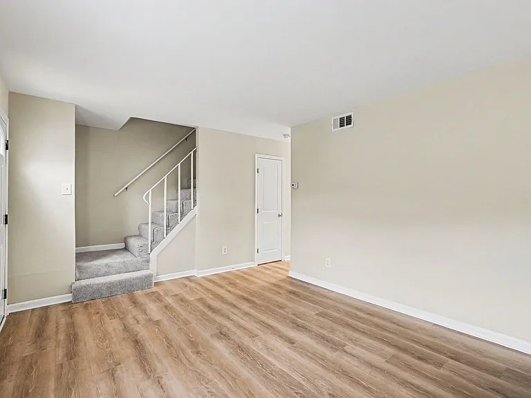 319 Brock Sq — Photo 2