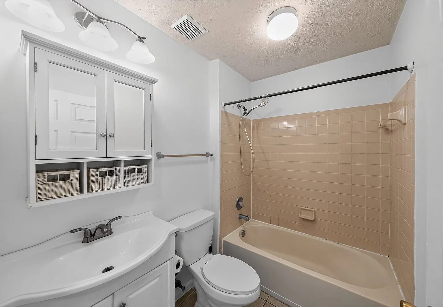 4 bed, 4.0 bath, 2300 sqft, $3,000 — Photo 3