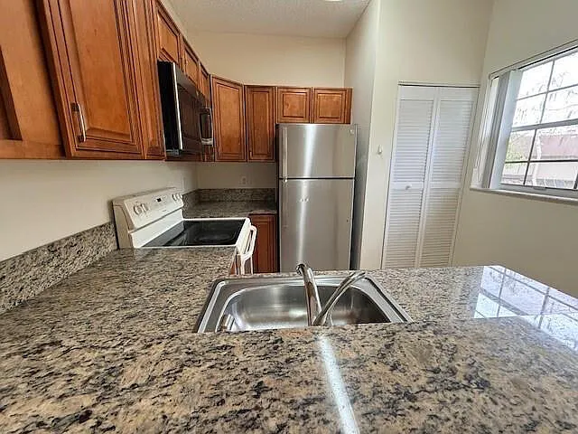 671 Cypress Lake Blvd #D21 — Photo 2