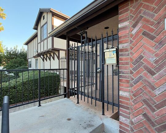 4th image of 19620 Wyandotte St APT 3