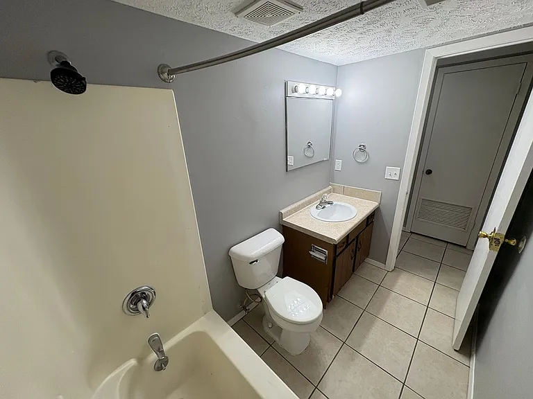 2015 J — Photo 14