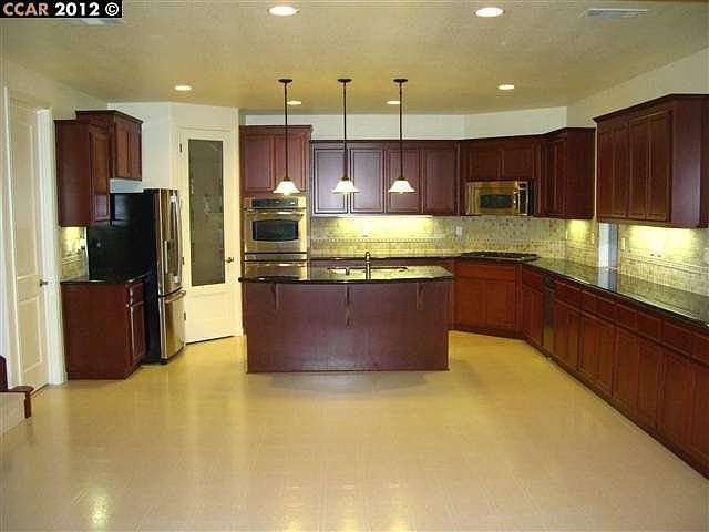 2nd image of 15 Sweetwater Ct