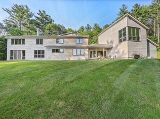 27 January Hills Rd, Amherst, MA 01002