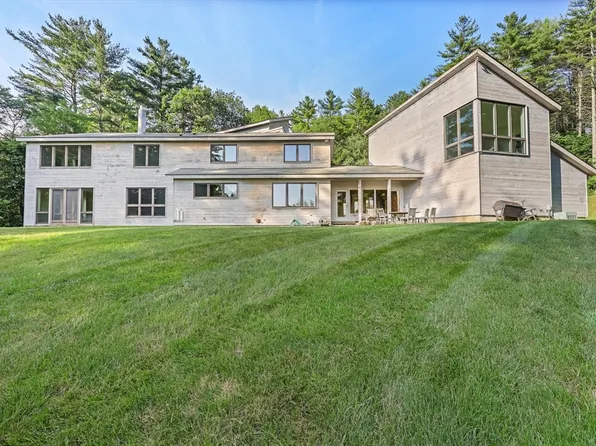 27 January Hills Rd, Amherst, MA 01002