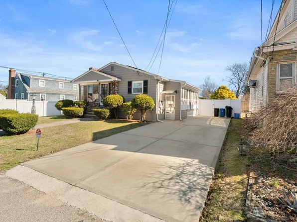 8 Ashby St, Johnston, RI 02919