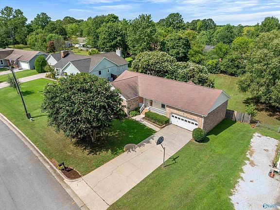 3rd image of 115 Carnette Dr