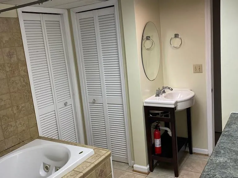 110 Canterbury Ct — Photo 12