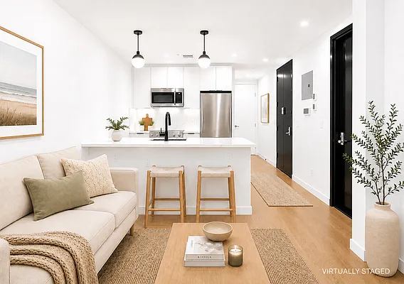 Living room, photo 2
