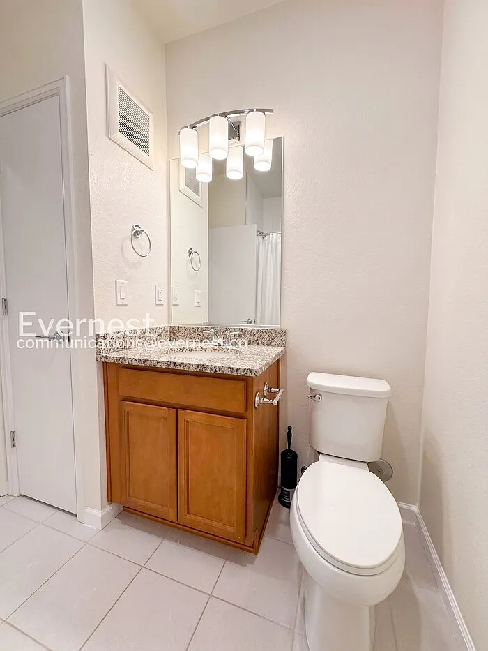 2 bed, 2.0 bath, 900 sqft, $1,995 — Photo 4