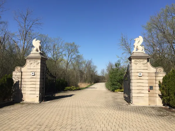 2 Hickory Dr, Mettawa, IL 60048