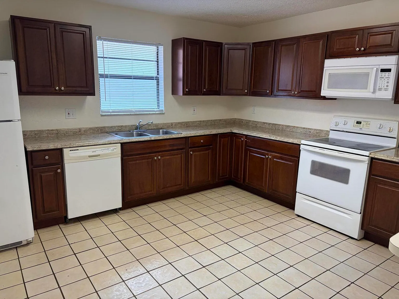 3 bed, 2.0 bath, 1336 sqft, $2,400 — Photo 3