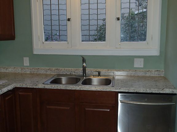 Updated kitchen w/ stainless