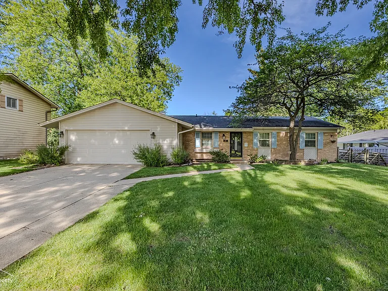 517 N Rohlwing Rd — Photo 1