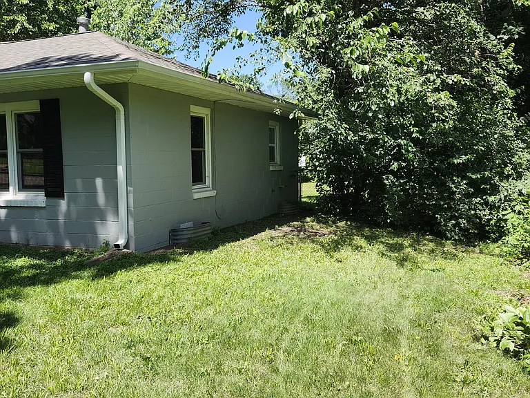 139 NW Louise St — Photo 2