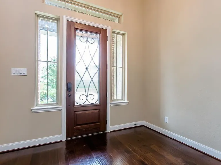 122 Colton Ct — Photo 2