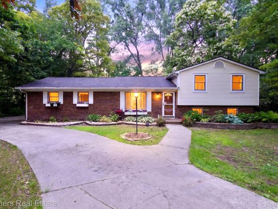 2500 Hubert Rd, Brighton, MI 48114