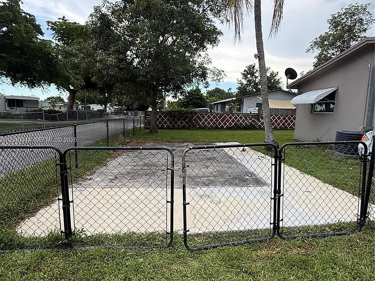 300 SW 9th Ave #A — Photo 4