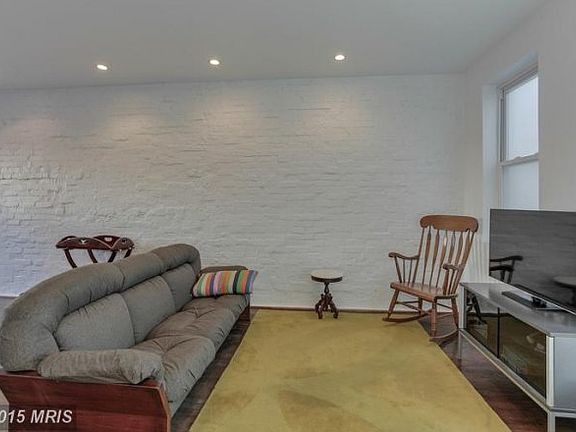 Living Room (1 of 2)