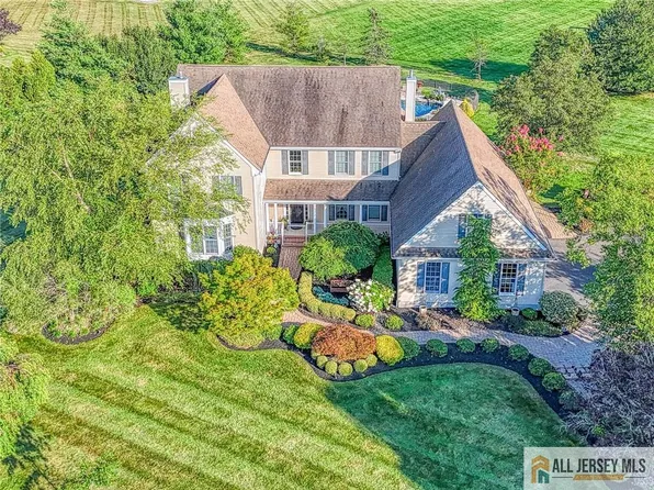 50 Linwood Dr, Monroe Township, NJ 08831