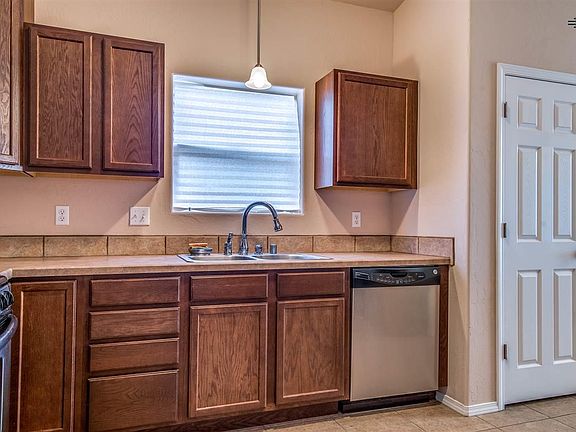 5th image of 1606 Bradley Ct