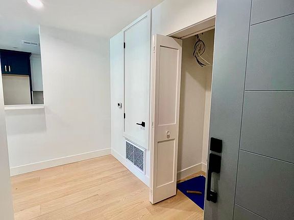 4th image of 560 El Camino Real #208