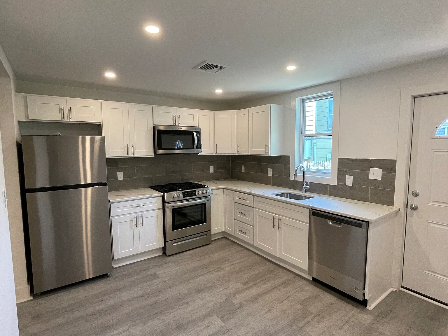 5 bed, 2200 sqft, $6,250 — Photo 3