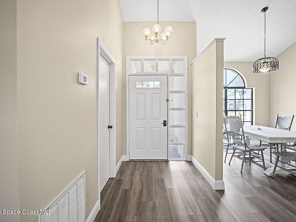3rd image of 894 Jamestown Dr