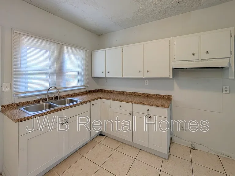 28 W 33rd St — Photo 3