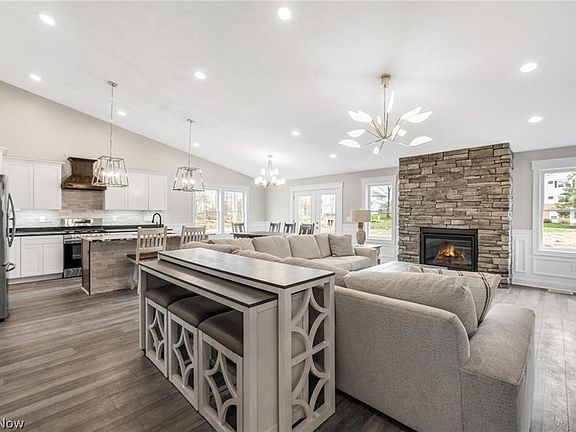 4th image of 987 Pin Oaks Dr
