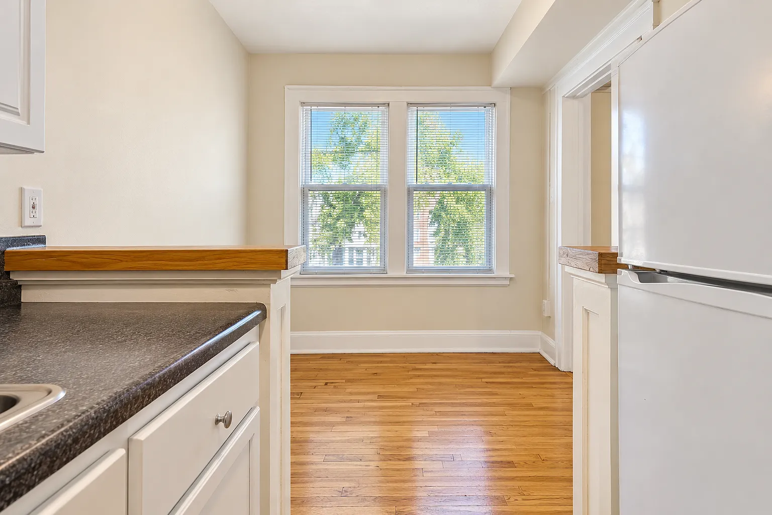 Studio, $949 — Photo 4